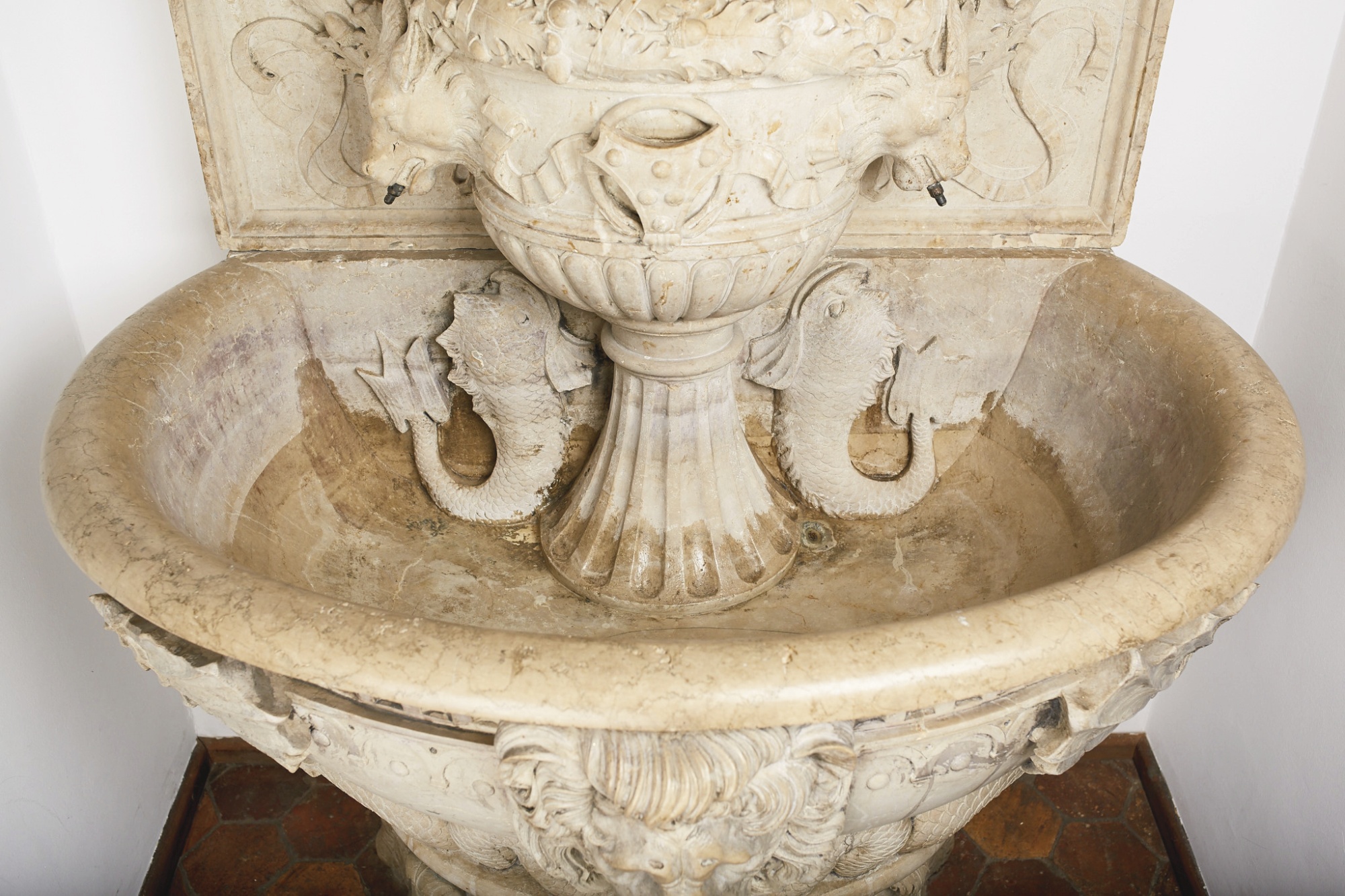 29LAVABO DECORATED WITH CHIMAERAS AND ANIMALS.jpg
