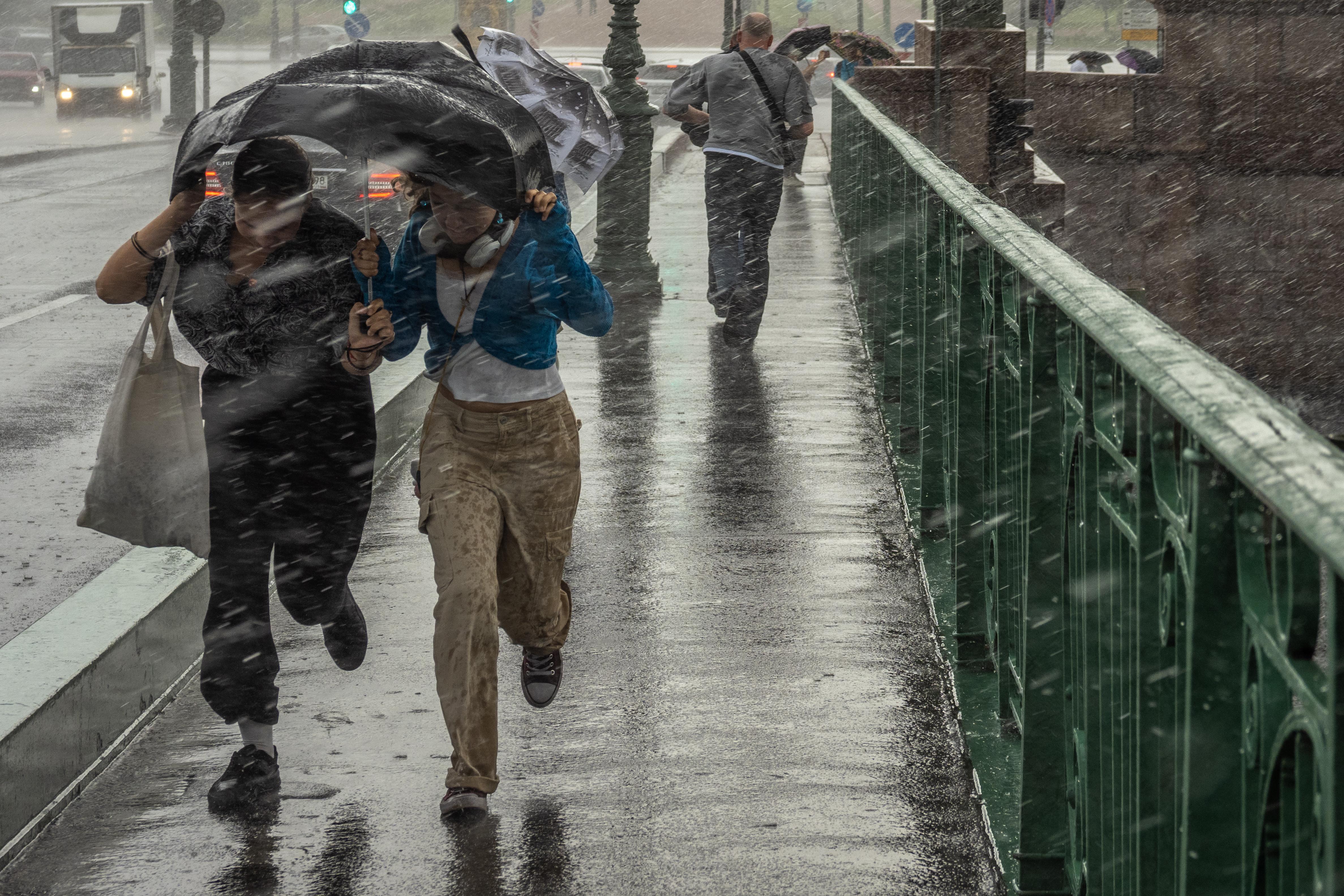 Сильные дожди и ветер ожидаются в Пермском крае и других регионах России