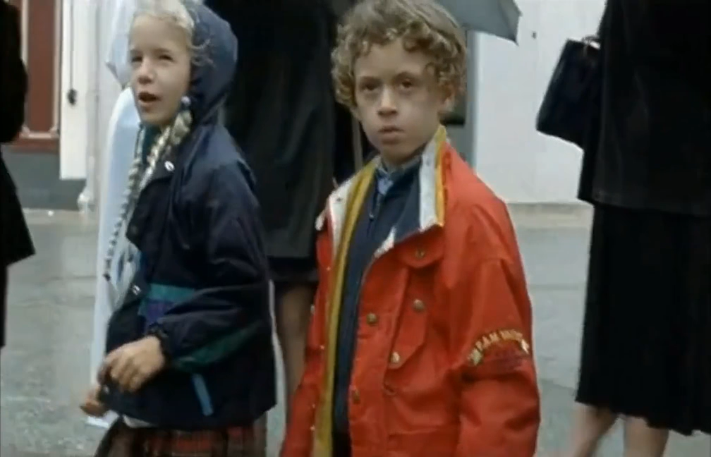 Dieu, l'amant de ma mere et le fils du charcutier (1995)_WEB-DLRip-AVC_.mkv_snapshot_00.12.33.883.png