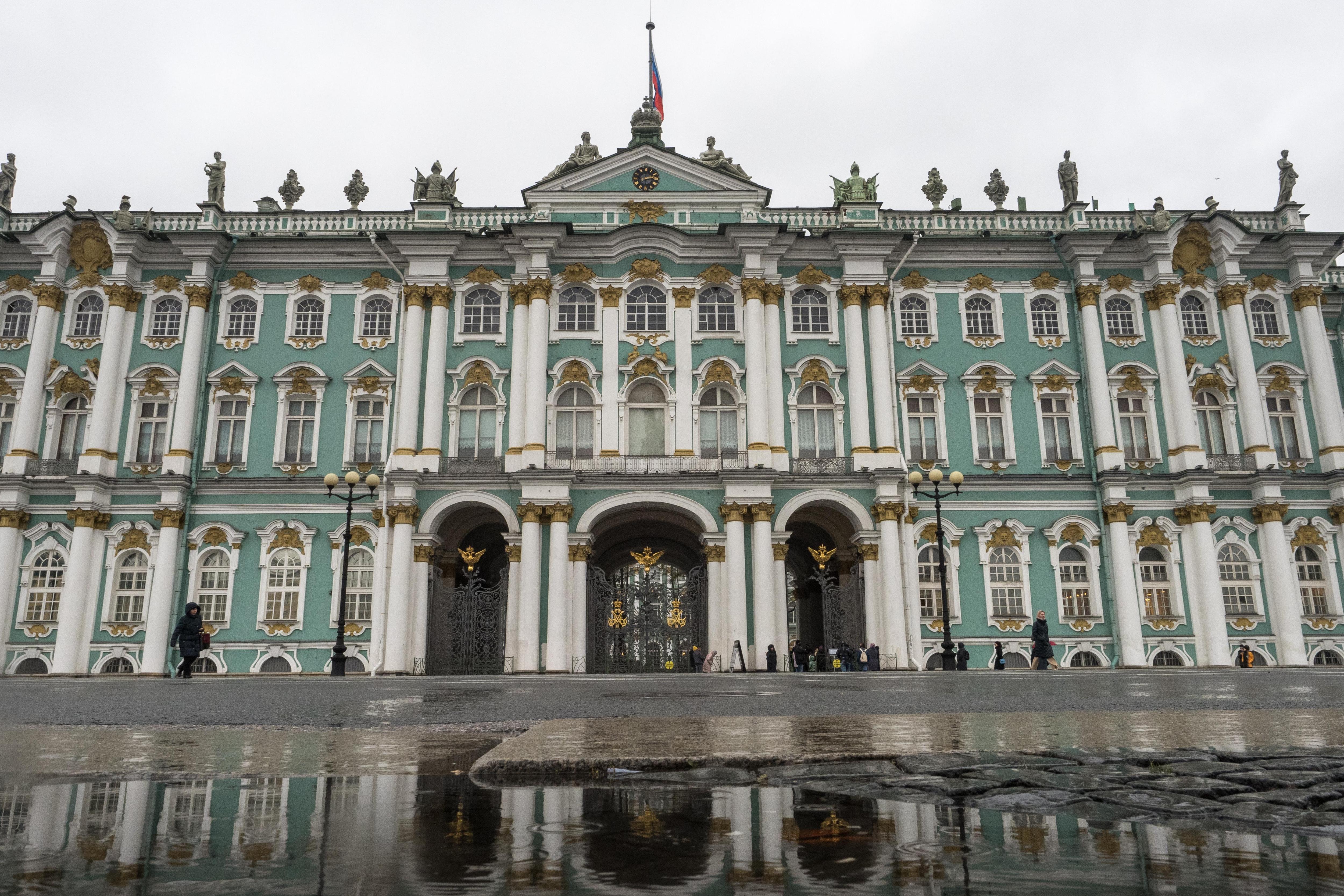 Предприниматель захватил трон в Эрмитаже с ножами: инцидент 17 мая