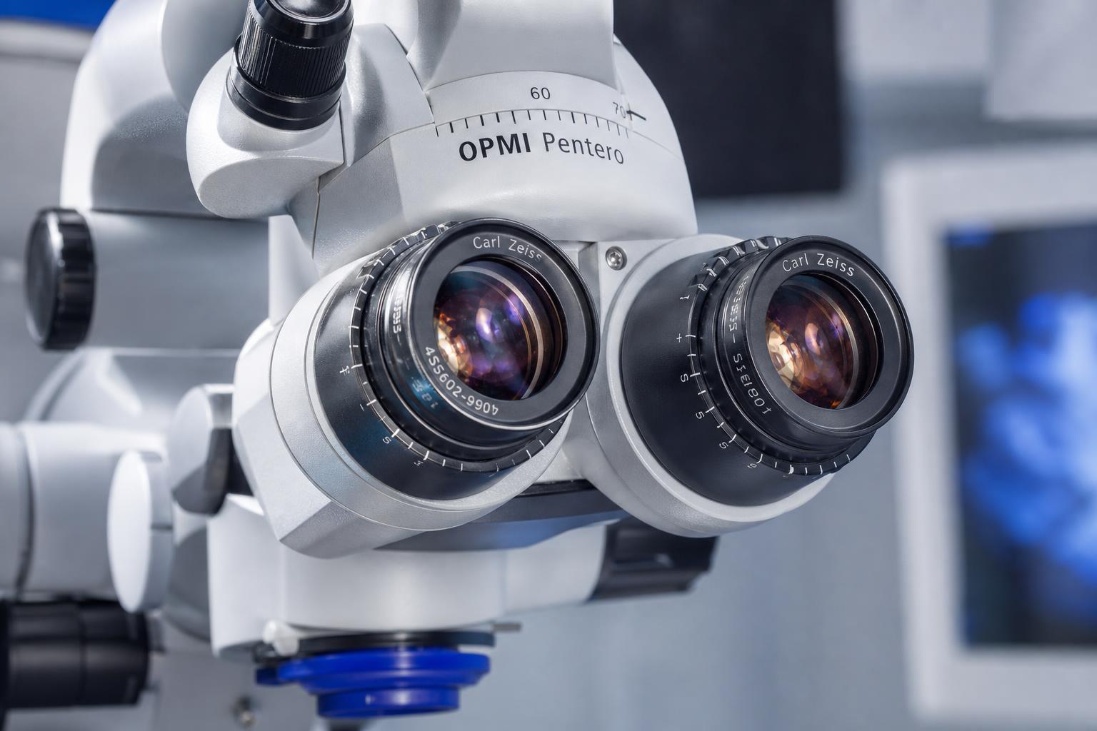 Крупный план оптики операционного микроскопа Zeiss OPMI Pentero с видимыми линзами и регулировочными элементами
