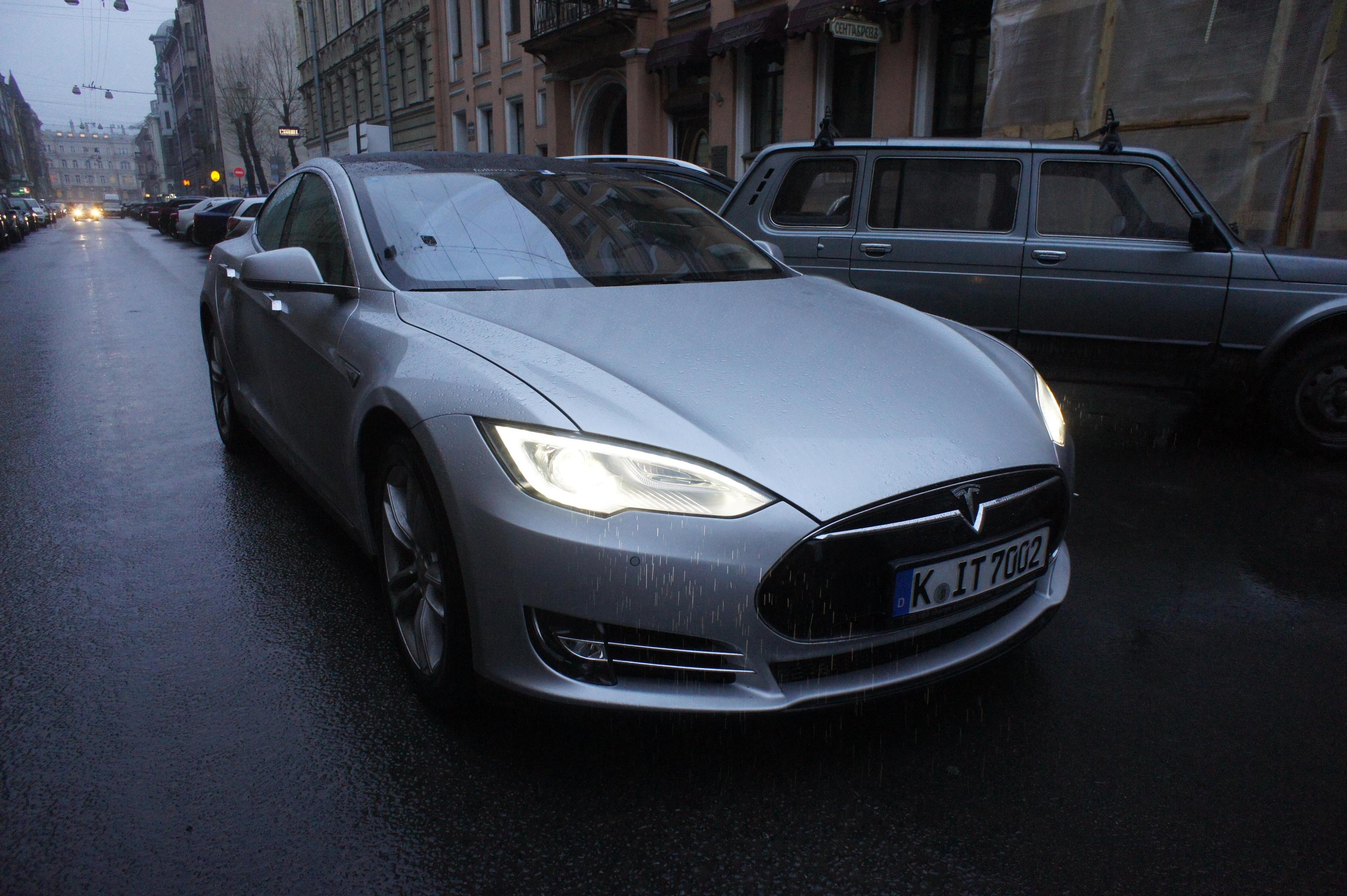 Автомобиль Tesla с автопилотом сбил женщину и врезался в дом в Техасе