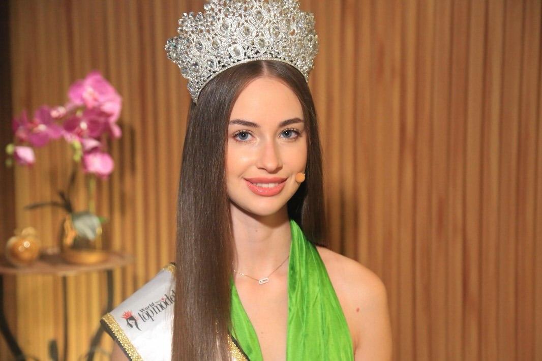 Мария Исаева из России победила на конкурсе World Next Top Model 2026 в Бейруте