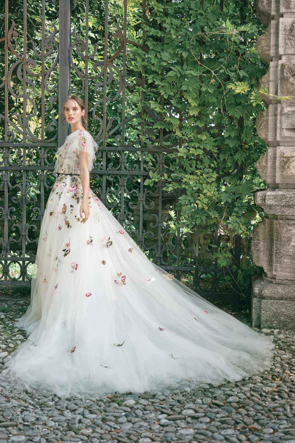 00006-Monique-Lhuillier- New-York-Bridal-Fall-2020-credit-KT-Merry.jpg