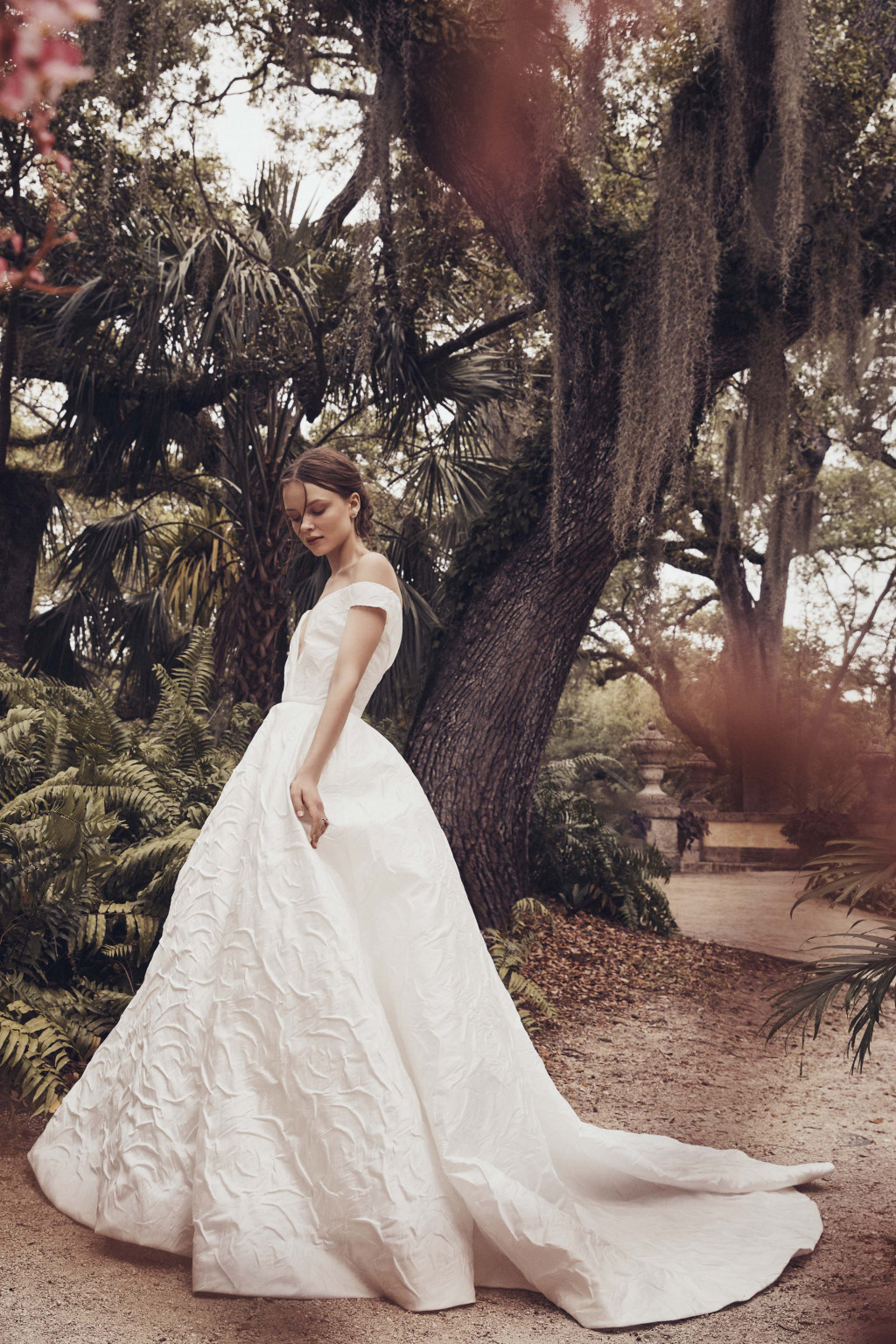 00007-Monique-Lhuillier-New-York-Bridal-Spring-2020-credit-Jennifer-Massaux.jpg