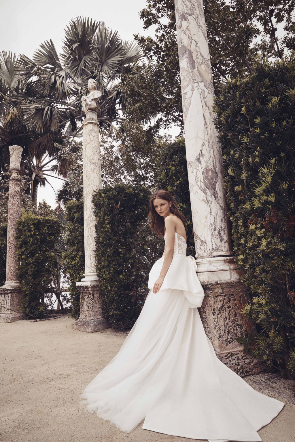 00004-Monique-Lhuillier-New-York-Bridal-Spring-2020-credit-Jennifer-Massaux.jpg