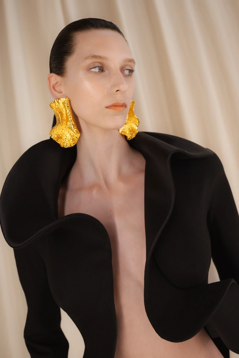 Schiaparelli_pariscouturess27_backstageacielle_02.webp