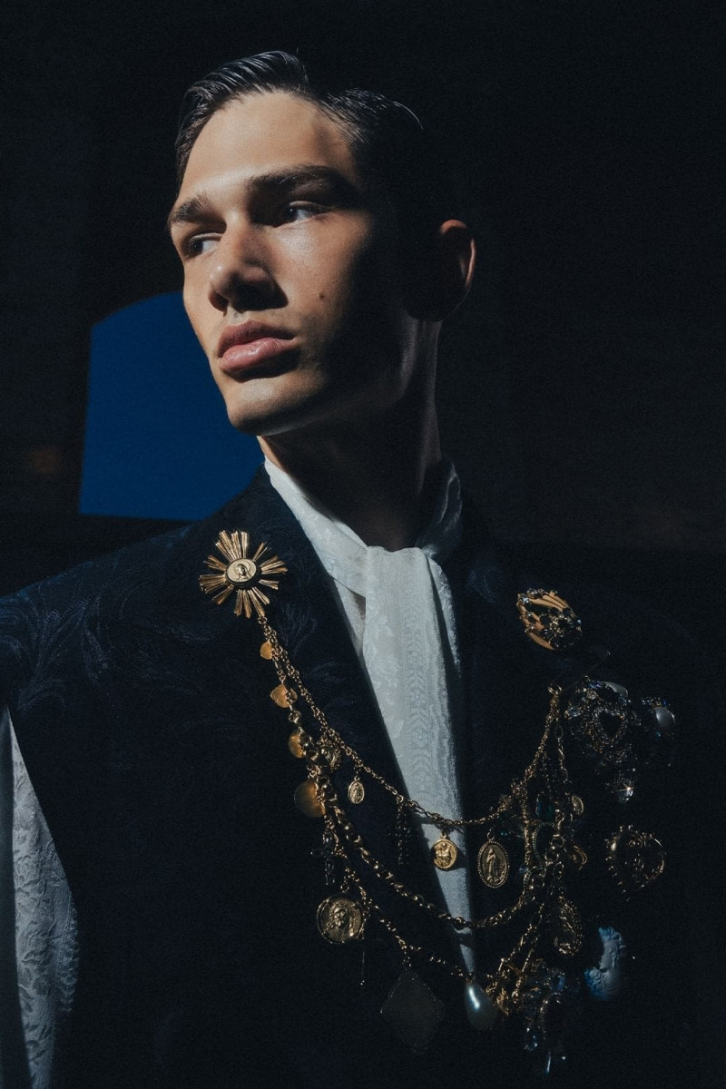 Dolce-Gabbana-Alta-Sartoria-2026-Backstage-Runway-Magazine-11.jpg