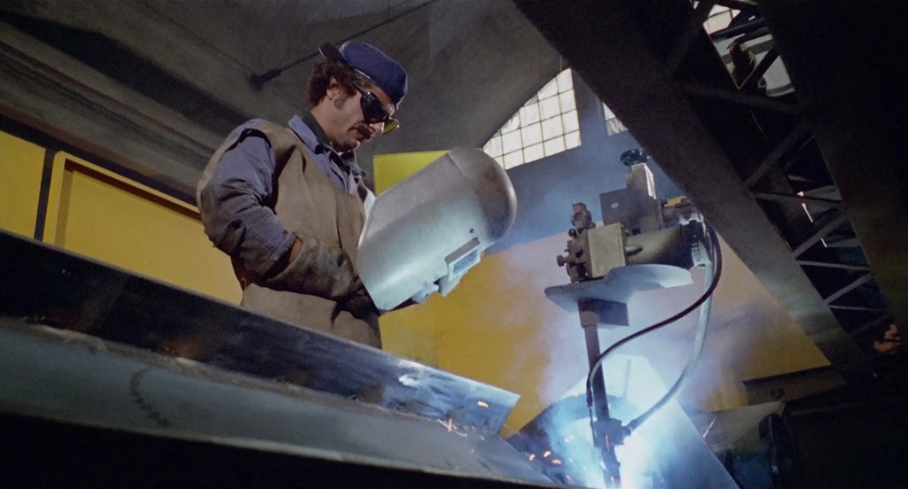 Мими-металлист.1972.BDRip AVC msltel.mkv_snapshot_00.19.32.345.jpg