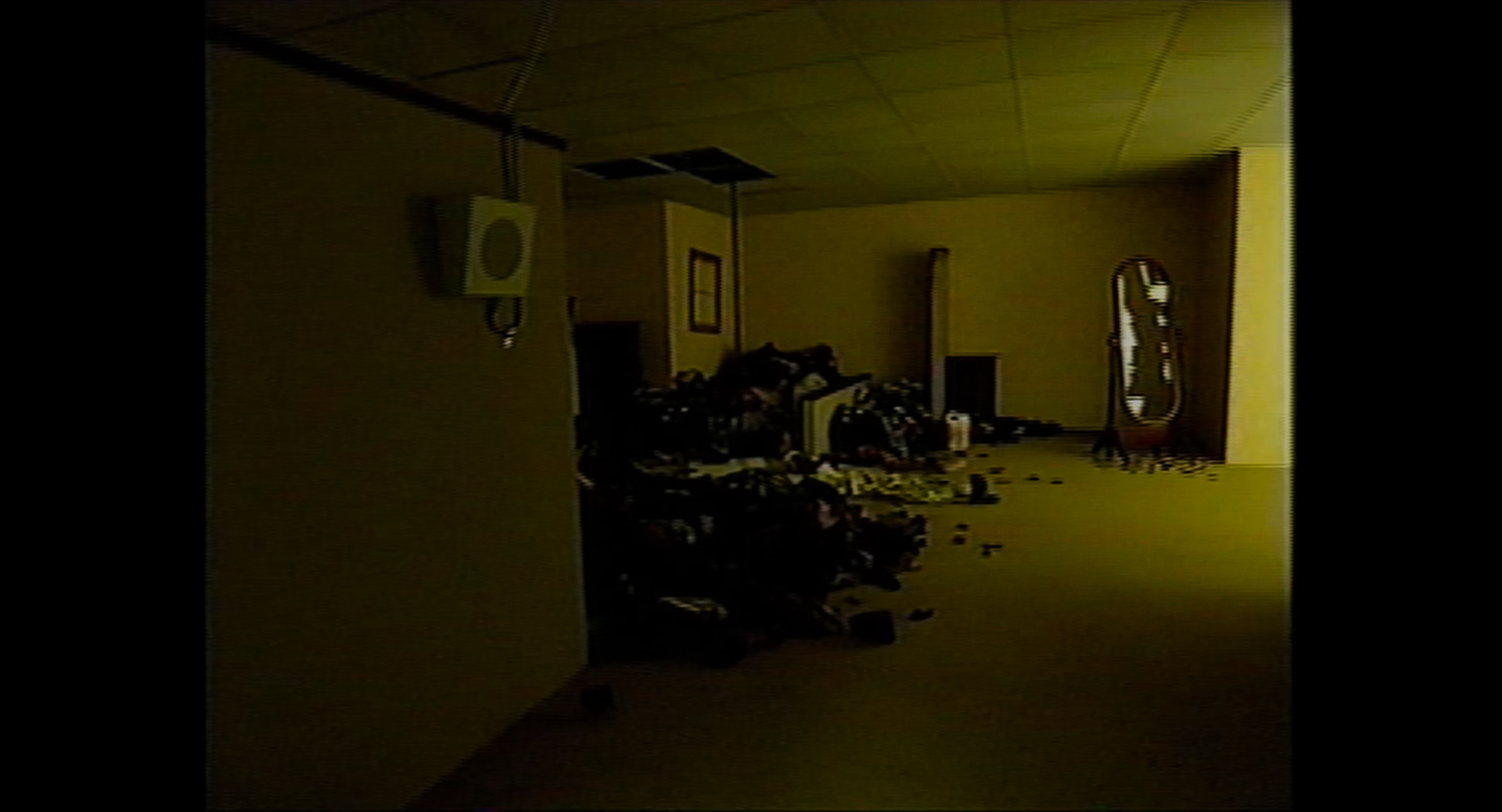 Backrooms (2026) UHD BDRip 2160p [4K, HDR10, 10-bit].mkv_snapshot_00.54.04.865.jpg