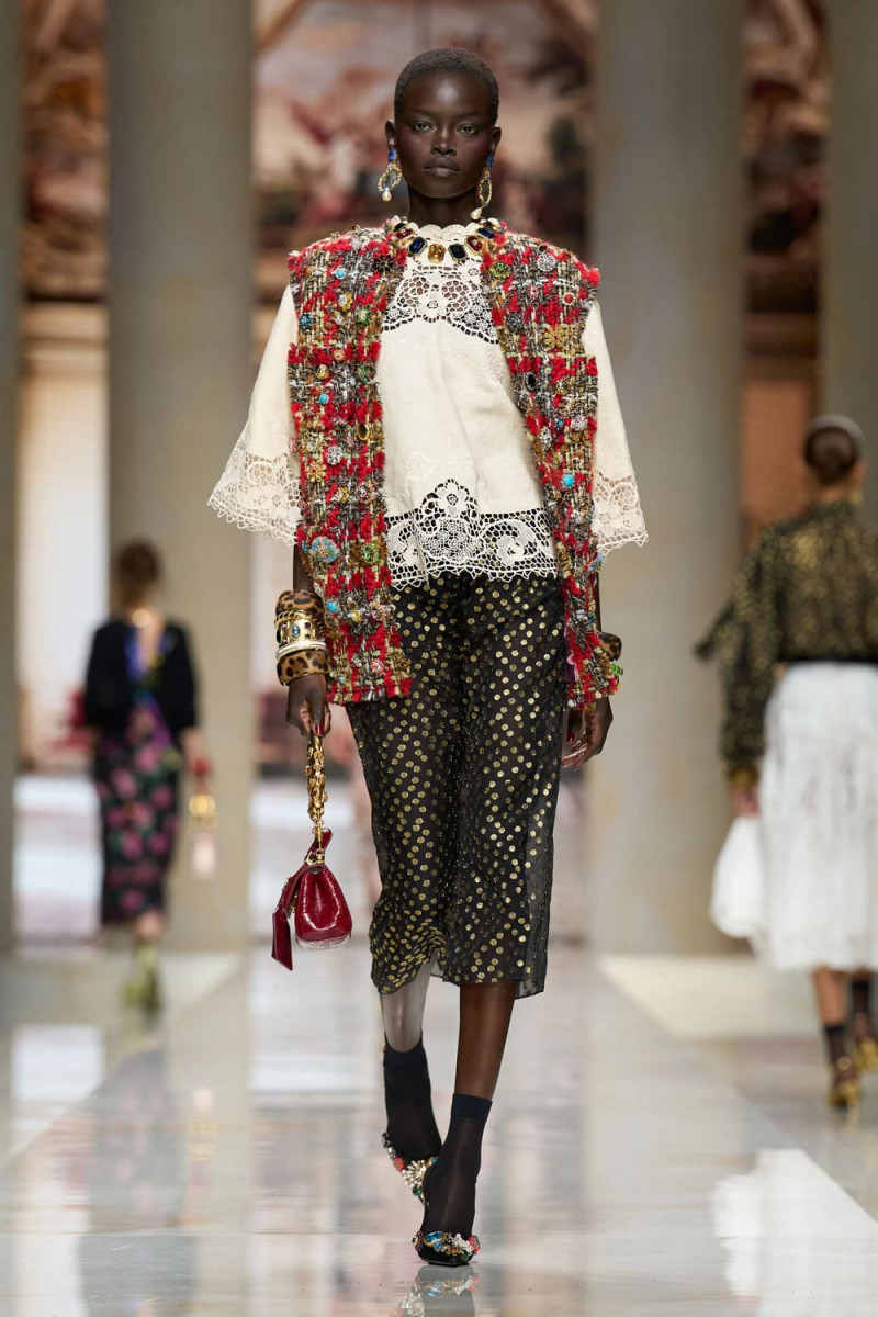 Dolce-Gabbana-Spring-Summer-2027-Runway-Magazine-15.jpg