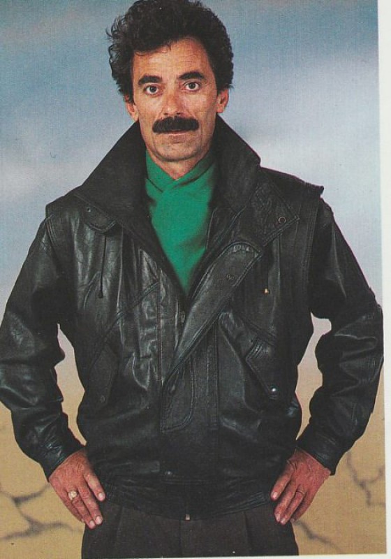 Фото мужчин 80 годов. Кожаная куртка 90-х. Куртка в стиле 90-х. Кожаная куртка в стиле 80-х. Одежда 90х мужская.